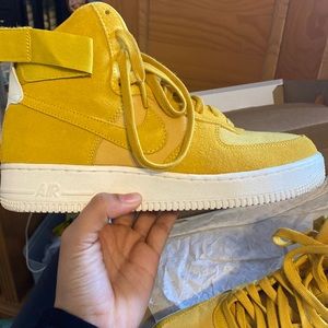 Air Force 1 High ‘06 Suede // Color: Yellow // Size 8 // Worn once //